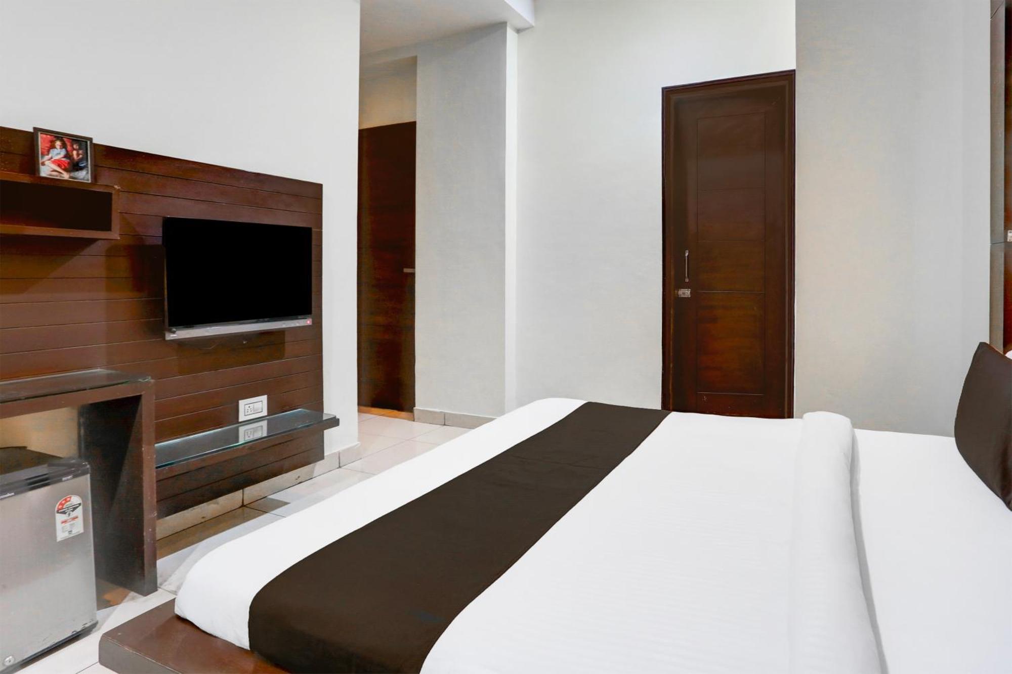 Hotel Super Collection O Railway Station Road Near Clock Tower à Ludhiana Extérieur photo